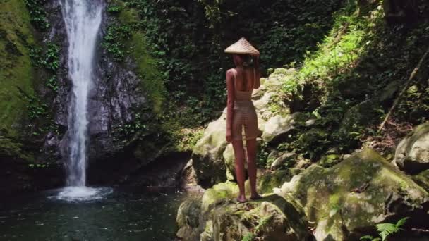 Una Mujer Bikini Está Parada Sobre Una Gran Roca Ella — Vídeos de Stock