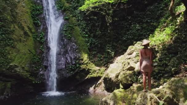 Une Photo Panoramique Derrière Une Femme Bikini Chapeau Paille Regardant — Video