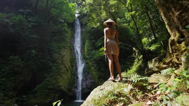 Tiro Panorámico Espalda Una Mujer Vestida Bikini Con Sombrero Paja — Vídeos de Stock