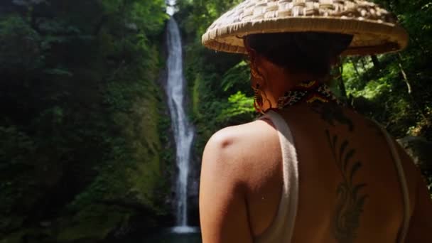 Zvětšený Záběr Zezadu Ženy Slaměným Kloboukem Sledující Vodopád Lesa Odhalující — Stock video