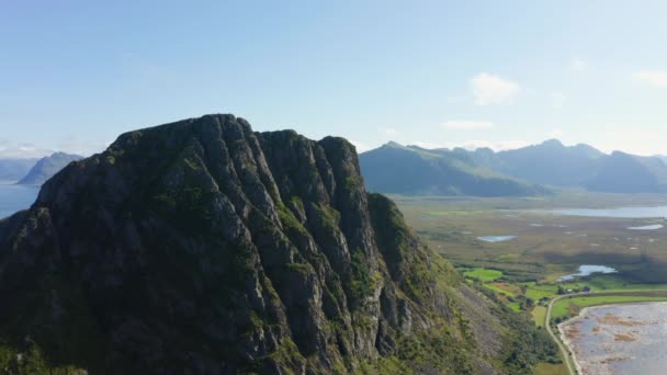 Escarpada Soleada Montaña Lofoten Pie Sobre Cordillera Adornada Por Cielo — Vídeo de stock