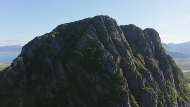 Hátráló Drónlövés Egy Masszív Hegyről Amelyet Napközben Moha Borít Lofotenben — Stock videók