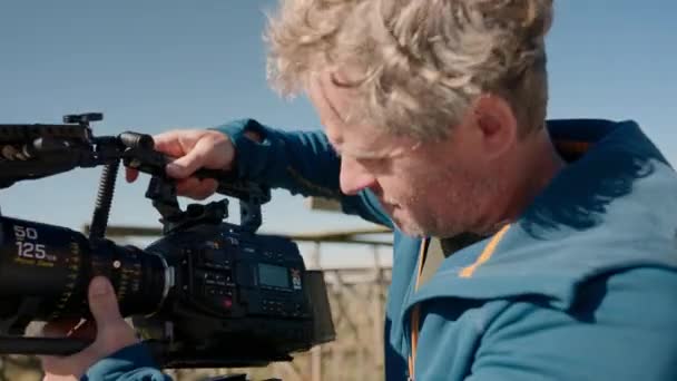 Titiz Bir Film Yapımcısı Güneşli Bir Günde Üst Düzey Kamerasını — Stok video