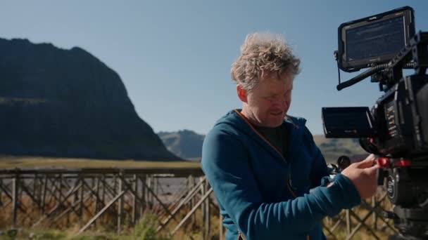 Mavi Ceketli Bir Film Yapımcısı Kamerasını Titizlikle Arkaplandaki Balık Raflarının — Stok video