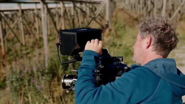 Gündüz Vakti Stok Balığı Rafının Yanında Profesyonel Kamera Kaydı Olan — Stok video