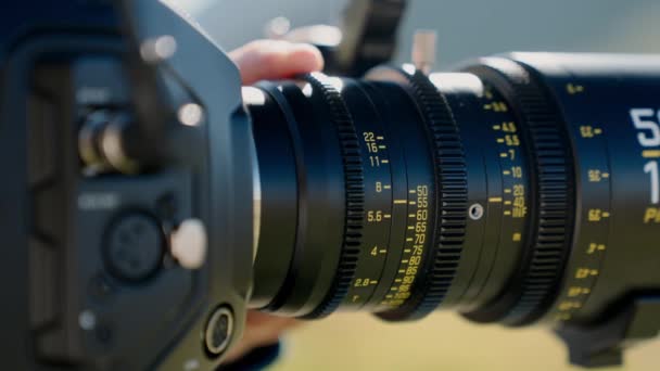 Сфокусированная Камера Снимает Руку Тщательно Регулирующую Кинематографический Объектив Тщательно Дорабатывая — стоковое видео