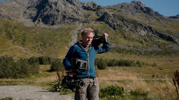 Bir Film Yapımcısı Engebeli Dağlara Mavi Gökyüzüne Karşı Açık Bir — Stok video