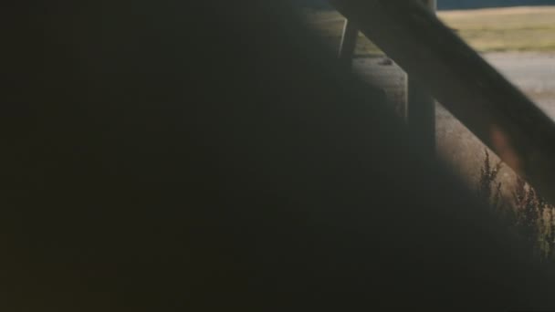 Зворотний Знімок Режисера Синій Куртці Капюшоном Торкаючись Екрана Його Професійної — стокове відео