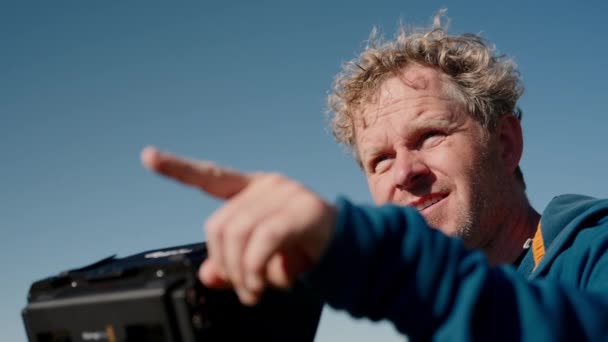 Güneşli Bir Günde Kamerasının Ekranını Kontrol Ederken Bir Film Yapımcısının — Stok video