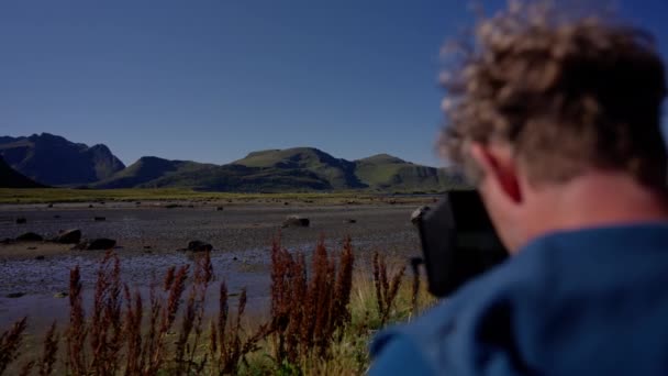 Doświadczony Filmowiec Pasją Oddaje Zachwycający Krajobraz Lofoten Ciągu Dnia — Wideo stockowe