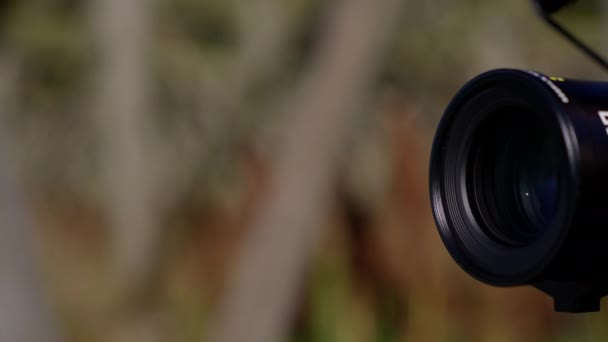 Eine Nahaufnahme Mit Einer Kameralinse Als Brennpunkt Vor Einem Wunderschön — Stockvideo