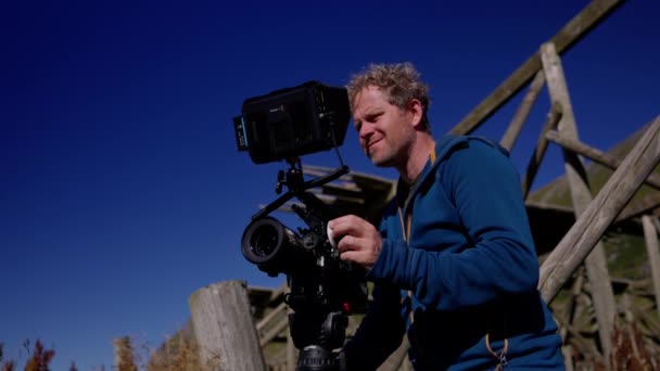 Egy Alacsony Szögletű Felvétel Egy Elkötelezett Filmes Ügyesen Működteti Kamerát — Stock videók