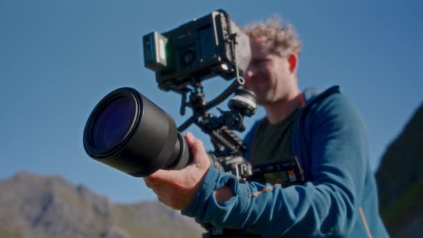 Досвідчений Режисер Який Використовує Фотоапарат Фоні Чистого Блакитного Неба — стокове відео
