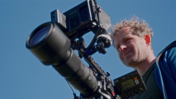 Mavi Gökyüzüne Karşı Sanatına Dalmış Bir Film Yapımcısını Gösteren Alçak — Stok video