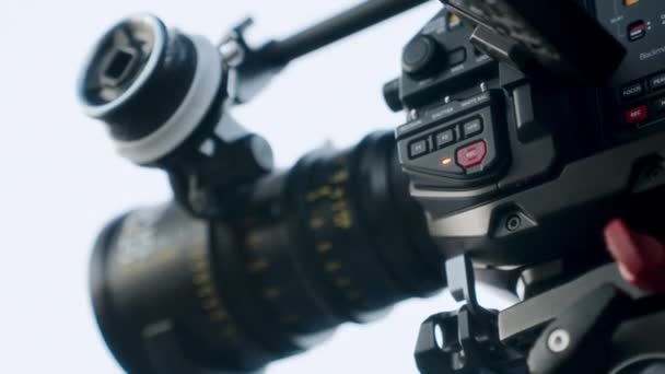 Gökyüzüne Karşı Sağlam Bir Tripodun Üzerindeki Sinematik Kayıt Kamerasının Yakın — Stok video