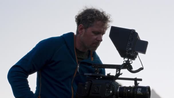 一个穿着蓝色夹克的电影人的创作过程的幕后一瞥 — 图库视频影像