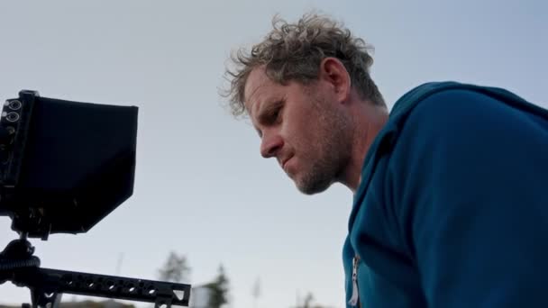 Ein Erfahrener Filmemacher Führt Seine Kamera Vorsichtig Erkundet Die Leinwand — Stockvideo