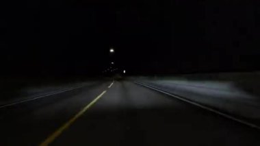 Loş bir tünelden geçerken, manzaralı bir manzara, dinamik bir hiperhıza yakalanır.