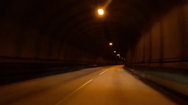 Uma Viagem Alta Velocidade Através Túnel Cativante Iluminado Durante Dia — Vídeo de Stock