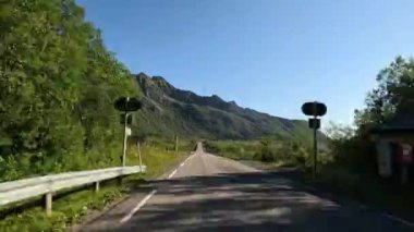 Gündüz vakti manzaralı bir dağ manzarası ile tünelin derinliklerinde geriye doğru hızlı bir yolculuk.