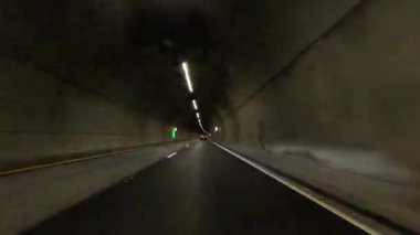 Gündüz vakti yüksek hızda çekilen bir tünele doğru bir yolculuk.