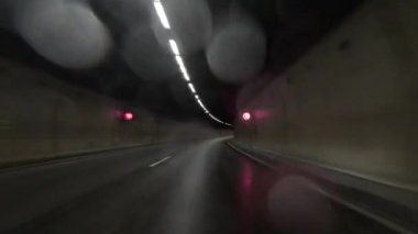 Tünel ışıkları ışıl ışıl kürelere dönüşürken hiperhızlandırılmış bir tünel sürücüsünde büyüleyici bokeh efektleri, büyüleyici ve gerçeküstü bir görsel görüntü yaratıyor.