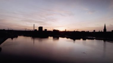 Aarhus Limanı 'nda bir dron süzülerek günbatımının güzel manzarasını sunar.