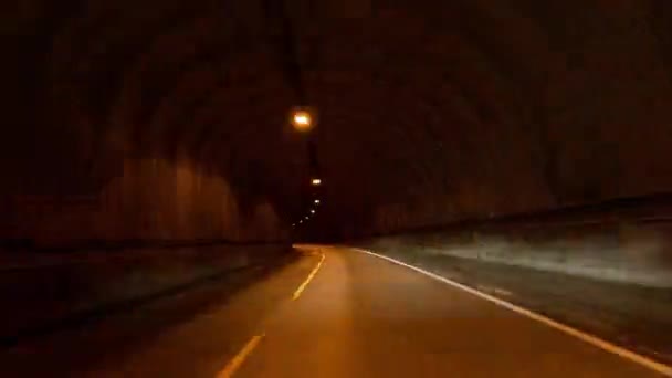 トンネルの内部の急速な動きとダイナミックな照明をキャプチャするハイパーラップの冒険は スリリングな視覚的な光景を作成します — ストック動画