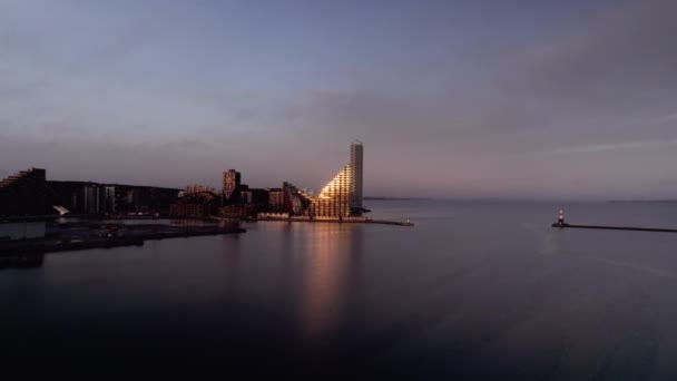 黄昏时分俯瞰丹麦奥胡斯港风景秀丽的天际线和高大的建筑物 — 图库视频影像