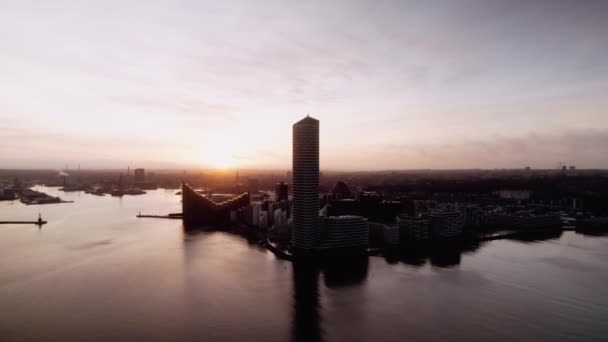 在日落背景下展示奥胡斯港当代建筑结构和城市景观的航拍 — 图库视频影像