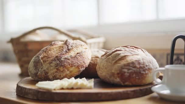 Ein Schwenk Nahaufnahme Eines Frühstückstisches Mit Frisch Gebackenem Mehligem Brot — Stockvideo