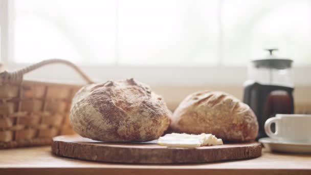 Крупный План Завтрака Демонстрирует Свежеиспеченный Хлеб Масло Ручной Работы Разделочной — стоковое видео