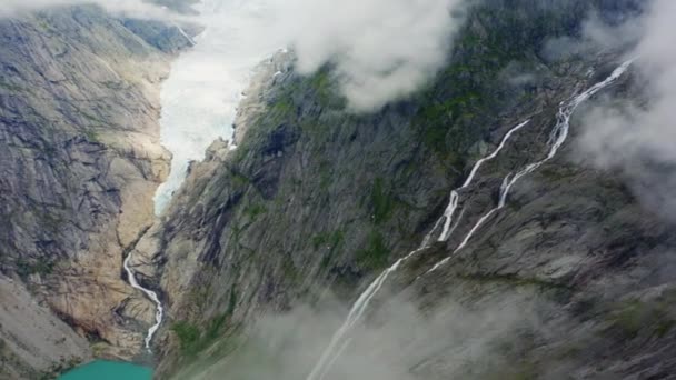 Briksdalsbreen Glacier의 아름다움과 매혹적인 항공기의 관점에서 깨끗한 — 비디오