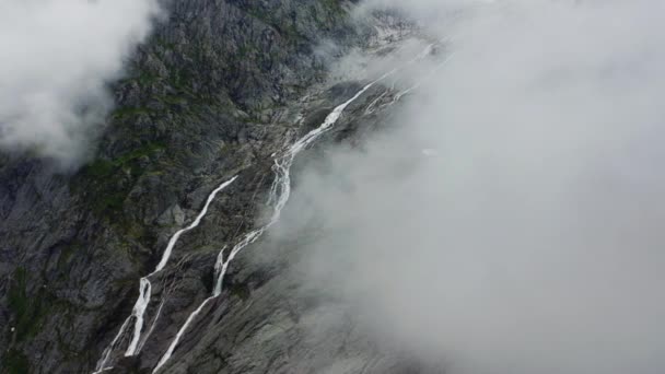 Облака Скрывающие Ледник Водопад Горах Дневное Время — стоковое видео
