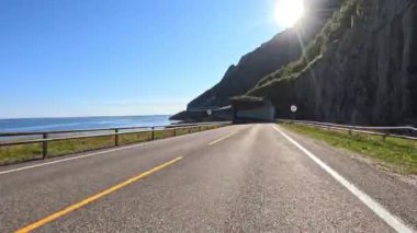 Gündüz vakti manzaralı dağ ve deniz manzaralarının yer aldığı Lofoten 'de hızlandırılmış bir yolculuk