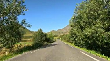 Gündüz vakti dağ manzaralı Lofoten 'da bir gezinti içeren hızlandırılmış bir video