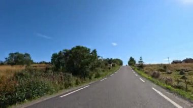 Lofoten 'ın parlak gündüz güneşinin altında güneşli yollarında güneşli bir macera.