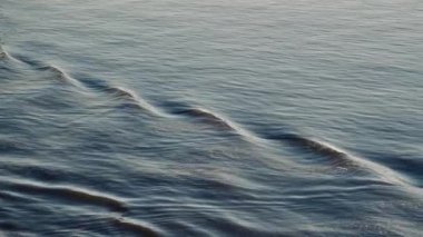 Denizin yüzeyindeki senkronize, uyumlu dalga desenleri.