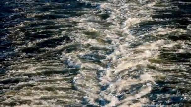 在海面上跳舞的泡沫波在白天拍到的照片 — 图库视频影像