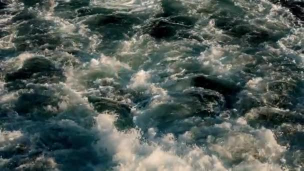 一个慢镜头 展示了海洋的力量和优雅 水面上波涛汹涌 — 图库视频影像