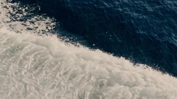 끝없는 팽창이 파도의 포옹을 만나는 바다의 역동적 — 비디오
