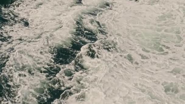 用白色泡沫挡住深蓝色的海浪 — 图库视频影像