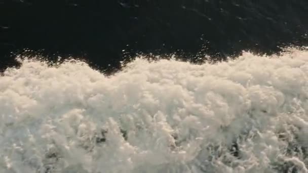 Φρουτώδη Κύματα Χορεύουν Στην Επιφάνεια Του Βαθιού Γαλάζιου Ωκεανού Κατά — Αρχείο Βίντεο