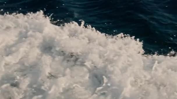 深蓝色的大海 泡沫般的白浪 宁静而美丽 — 图库视频影像