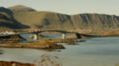 Fredvang Köprülerinin gündüz hareket halindeki arabalarla odak noktasını netleştirmek için bulanık