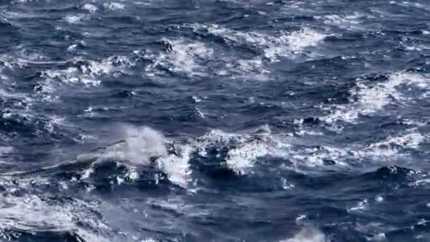 海洋中不断变化的舞蹈的特写镜头 其特点是波浪汹涌 波涛汹涌 波涛汹涌 能量迷人 — 图库视频影像