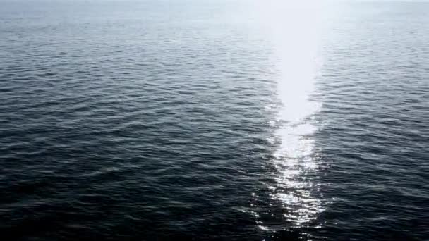 Klidná Modrá Oceánská Voda Odrážející Sluneční Světlo — Stock video