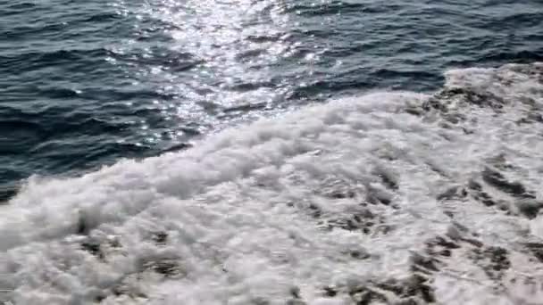 平静的灯光在水面上舞动 突出了波涛中闪耀的清澈和轻柔的泡沫的反差 — 图库视频影像