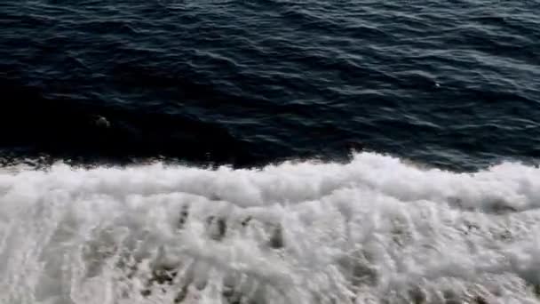 絶え間なく変化する波のダンス 白い泡でサーフィン — ストック動画