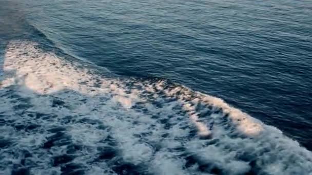 Olas Blancas Espumosas Chocan Giran Sobre Superficie Del Mar — Vídeo de stock